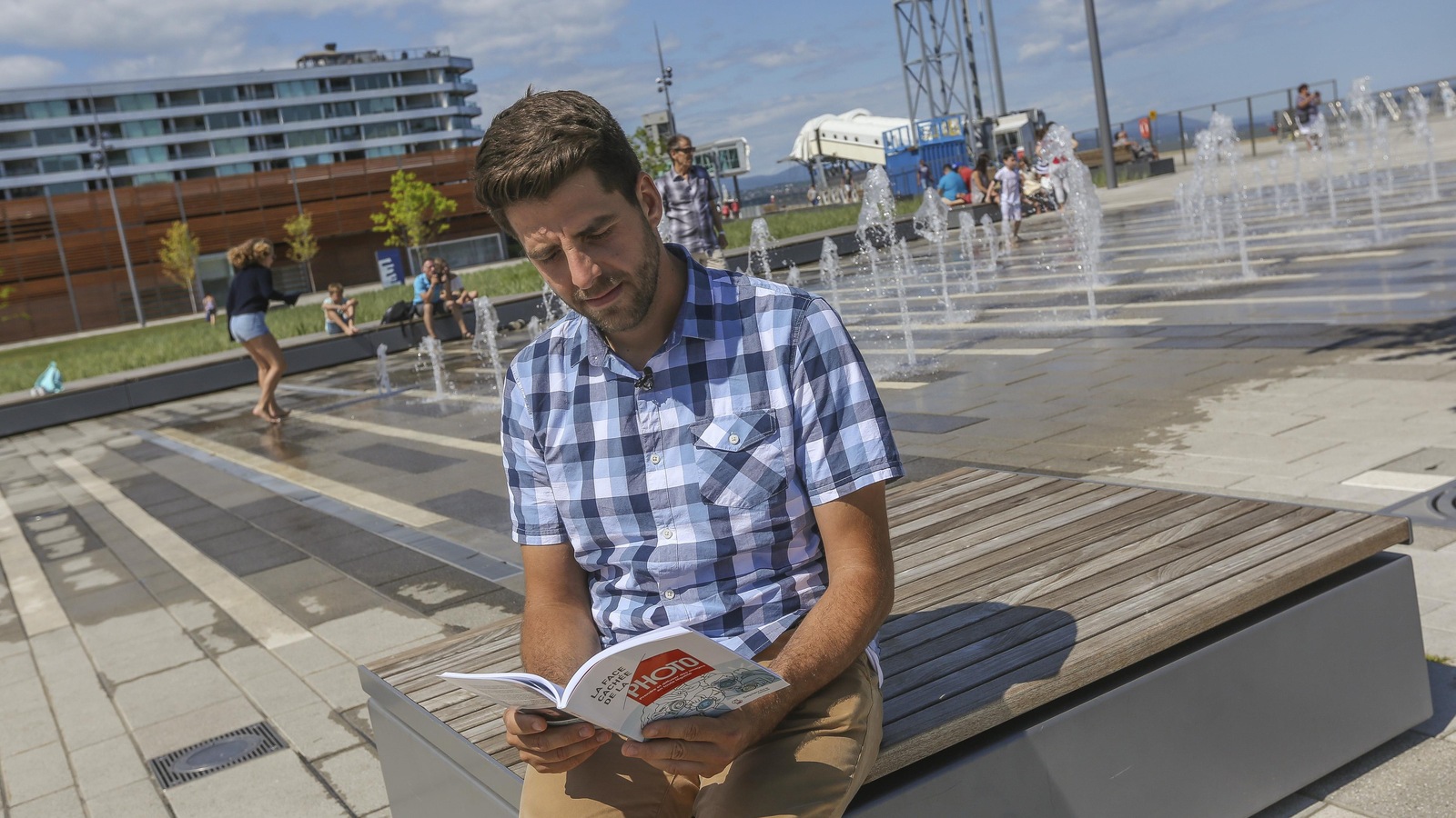 Au centre d'une photo, un homme qu'on voit de face lit un livre. Il faut son autorisation pour publier Au centre d'une photo, un homme qu'on voit de face lit un livre. Il faut son autorisation pour publier