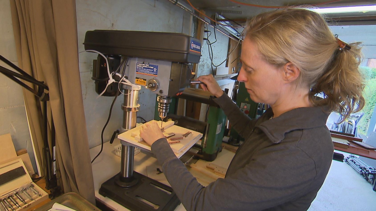 Isabelle Ferland dans son atelier de création de bijoux en bois Isabelle Ferland dans son atelier de création de bijoux en bois