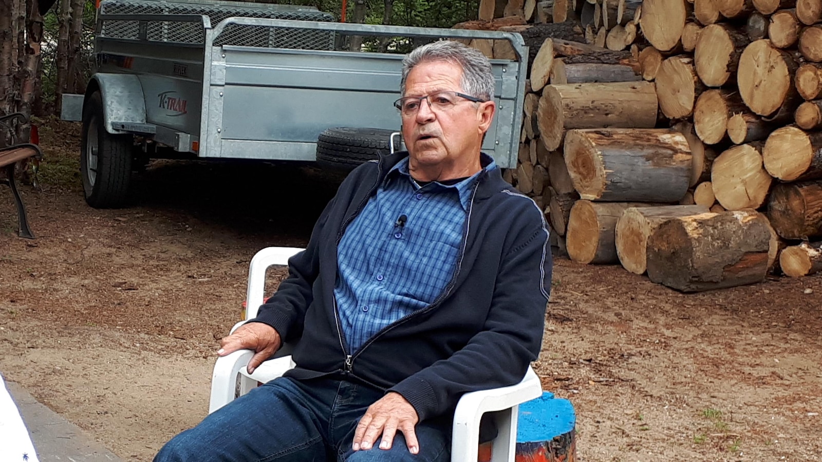 René-Claude Girard assis à l'extérieur dans son camping René-Claude Girard assis à l'extérieur dans son camping