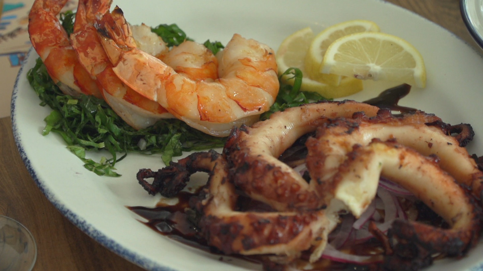 des crevettes dans une assiette des crevettes dans une assiette