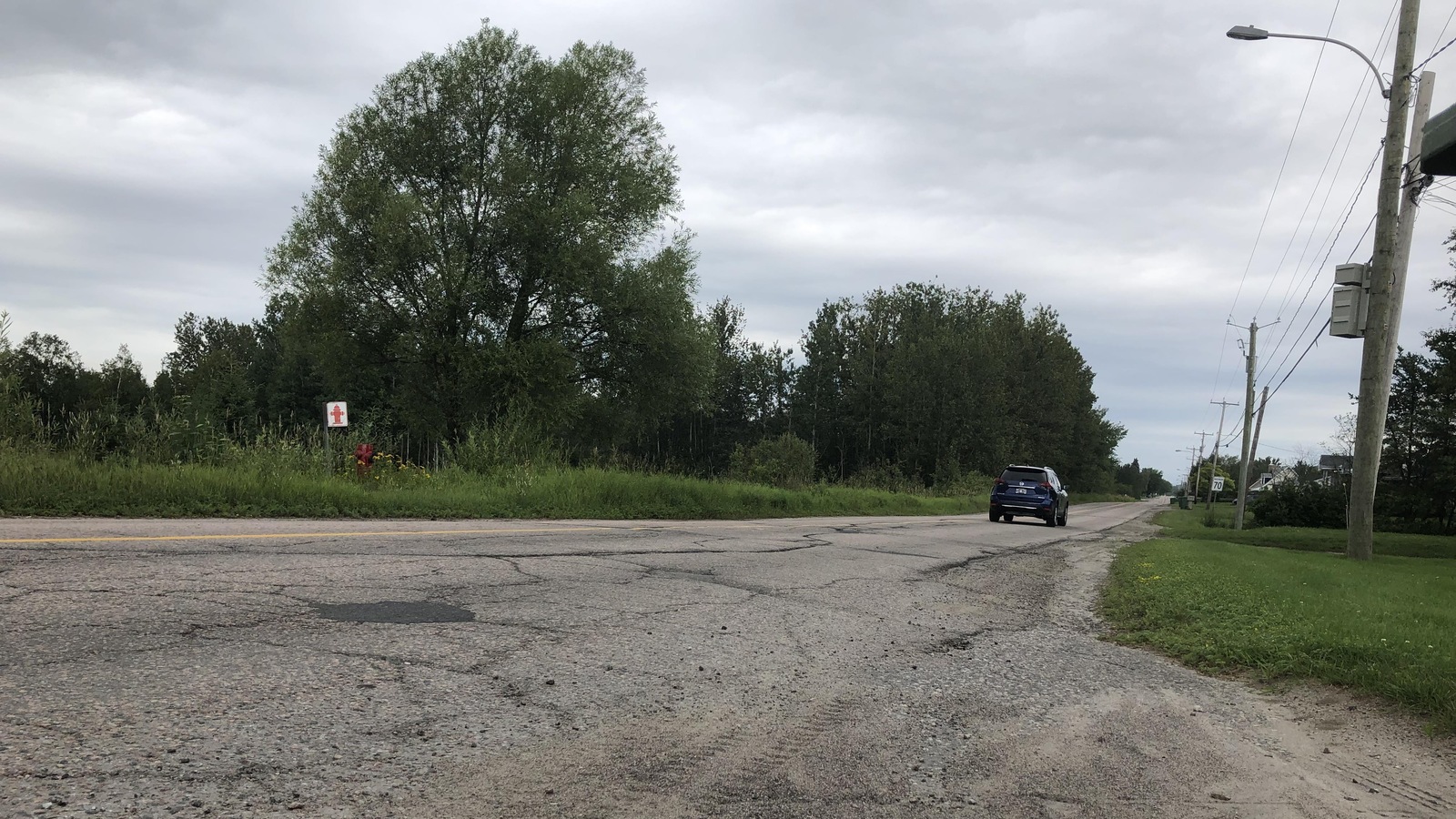 Un véhicule circule dans le rang Saint-Paul. Un véhicule circule dans le rang Saint-Paul.