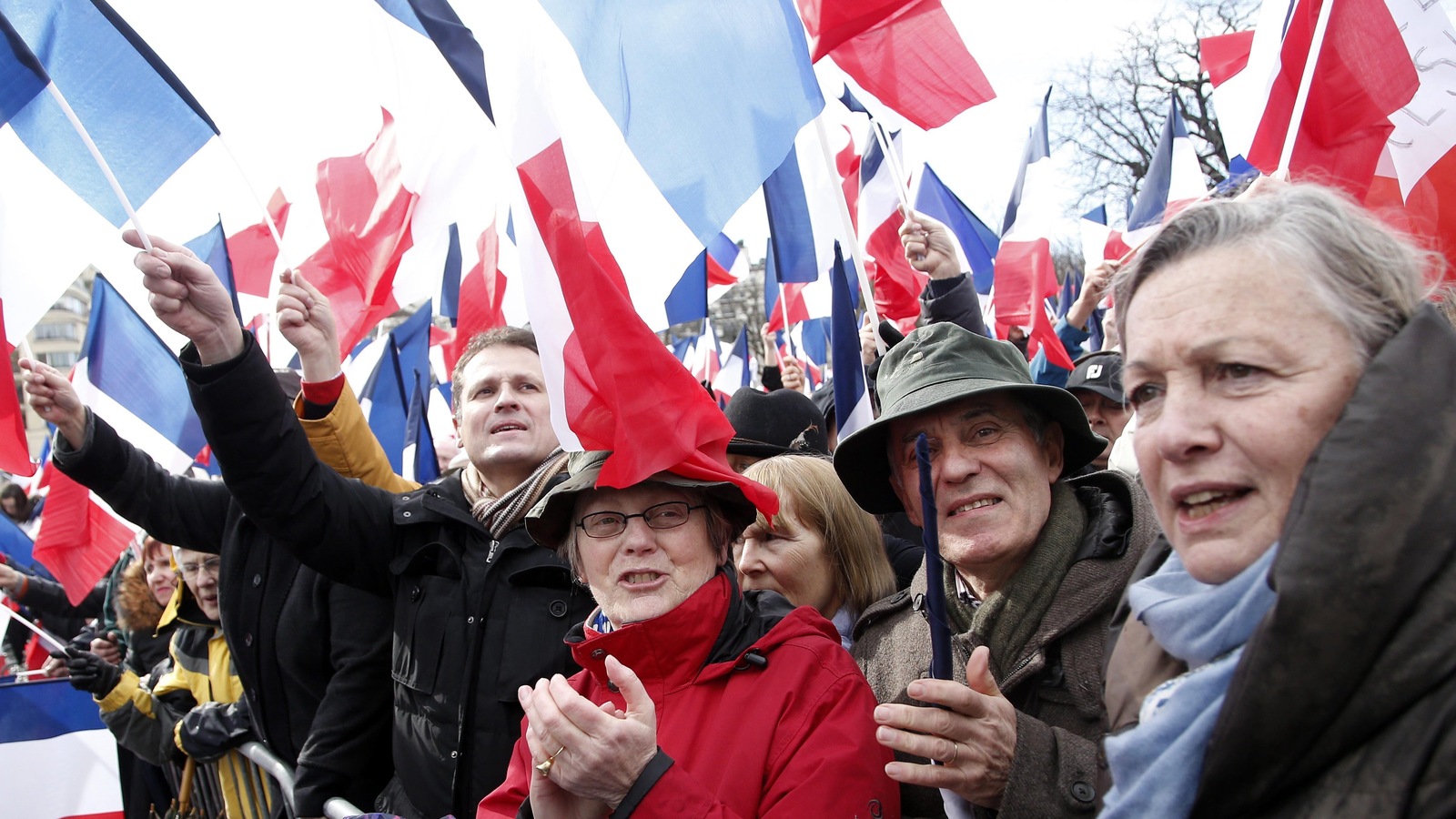 Des supporteurs de François Fillon brandissent des drapeaux de la France. Des supporteurs de François Fillon brandissent des drapeaux de la France.