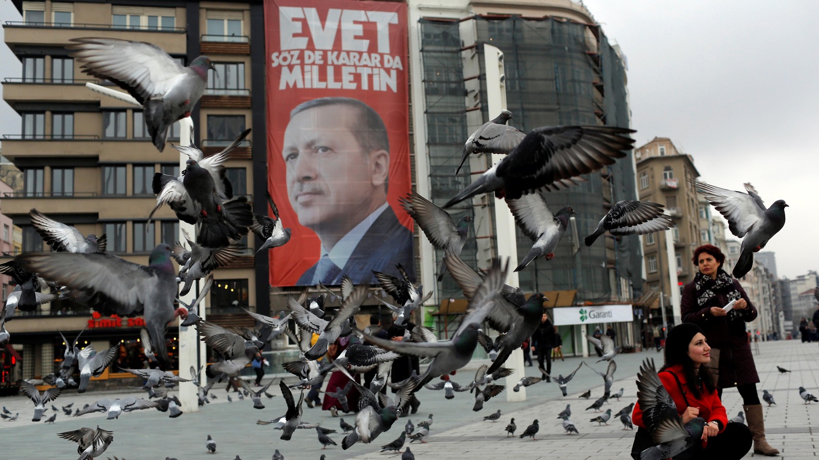 Un portrait géant du président Erdogan installé sur la place Taksim, à Istanbul, invite les Turcs à voter « Oui » au référendum du 16 avril. Un portrait géant du président Erdogan installé sur la place Taksim, à Istanbul, invite les Turcs à voter « Oui » au référendum du 16 avril.