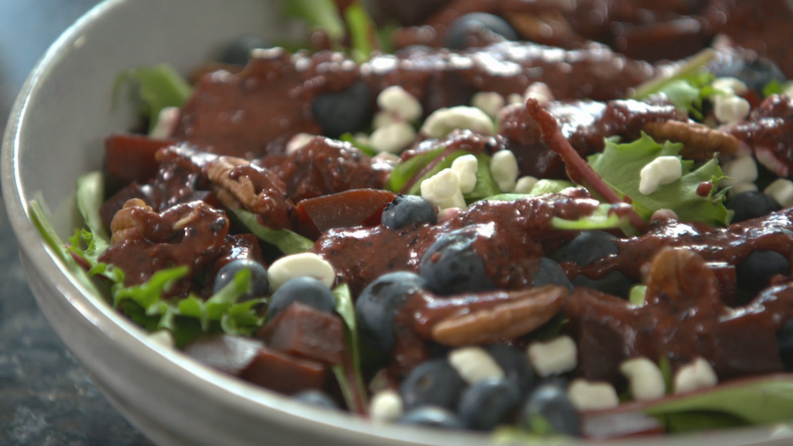 Un bol de salade avec une vinaigrette aux bleuets. Un bol de salade avec une vinaigrette aux bleuets.