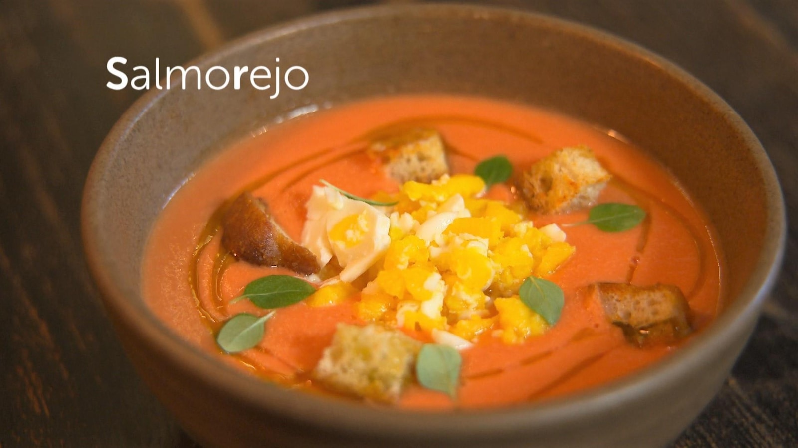 Un bol de soupe salmorejo Un bol de soupe salmorejo
