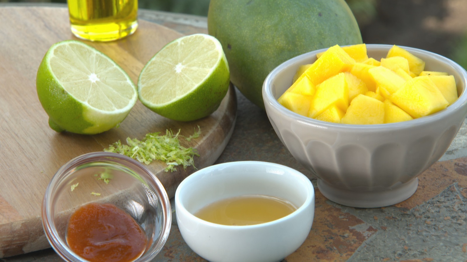 Les ingrédients de la vinaigrette sur une table. Les ingrédients de la vinaigrette sur une table.