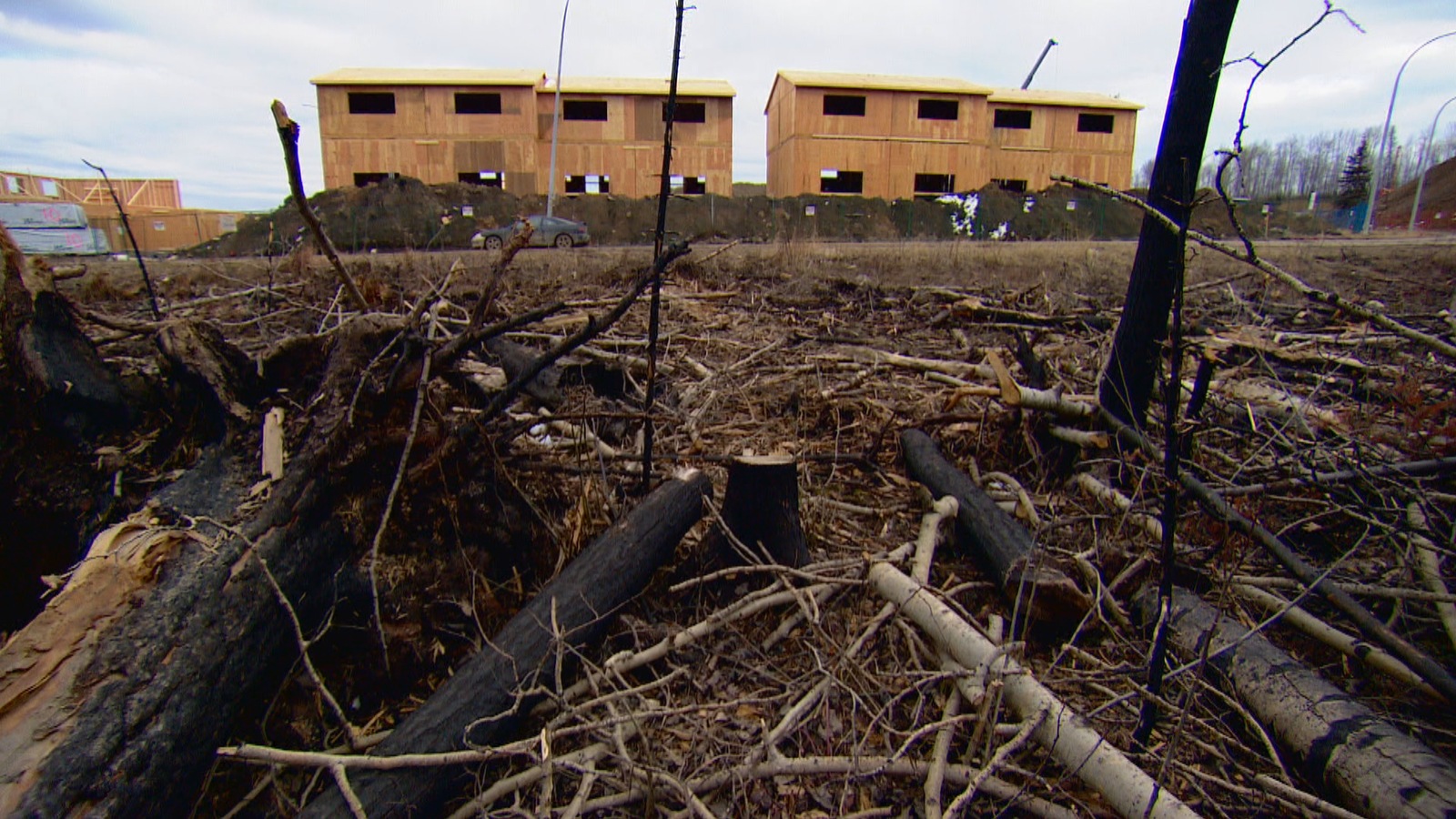 Un an après l'incendie, la reconstruction fait le nouveau boom de Fort McMurray. Un an après l'incendie, la reconstruction fait le nouveau boom de Fort McMurray.