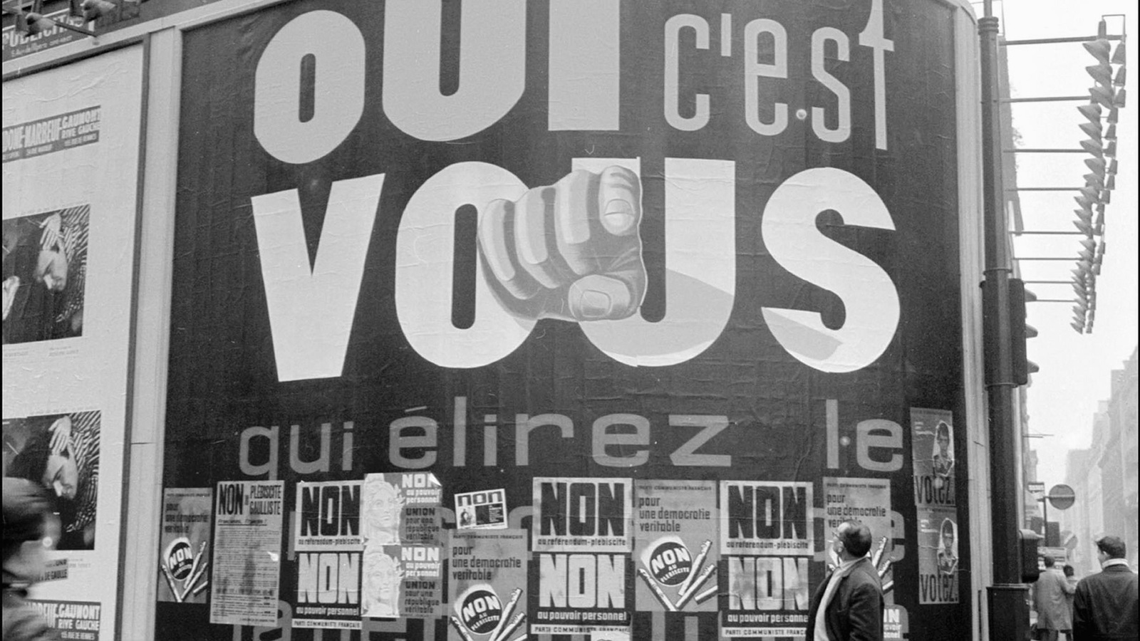 Sur l'immense affiche, on peut lire slogan pour la réforme proposée par de Gaulle. Sur l'immense affiche, on peut lire slogan pour la réforme proposée par de Gaulle.