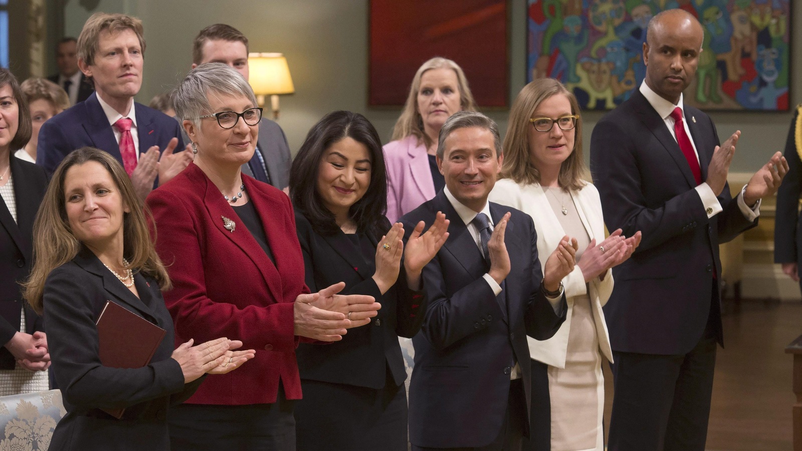 La ministre des Affaires étrangères Chrystia Freeland, la ministre du Travail Patty Hajdu, la ministre de la Condition féminine Maryam Monsef, le ministre du Commerce international François-Philippe Champagne , la ministre des Institutions démocratiques Karina Gould et le ministre de l’Immigration, des Réfugiés et de la Citoyenneté, Ahmed Hussen. La ministre des Affaires étrangères Chrystia Freeland, la ministre du Travail Patty Hajdu, la ministre de la Condition féminine Maryam Monsef, le ministre du Commerce international François-Philippe Champagne , la ministre des Institutions démocratiques Karina Gould et le ministre de l’Immigration, des Réfugiés et de la Citoyenneté, Ahmed Hussen.