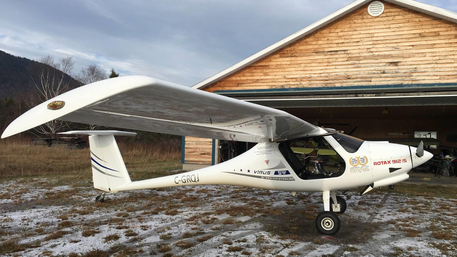 L'avion de René Caissy est de type « ailes hautes », bien que la hauteur de l'appareil soit d'à peine 1,5 mètre. L'espace cargo se limite à 280 litres. Le design est inspiré d'un planeur, bien que Virus n'en soit pas un. Pour l'atterrissage, il faut tout de même faire appel à des aérofreins que l'on déploie sur les ailes pour briser la performance de planage de l'avion.
L'avion de René Caissy est de type « ailes hautes », bien que la hauteur de l'appareil soit d'à peine 1,5 mètre. L'espace cargo se limite à 280 litres. Le design est inspiré d'un planeur, bien que Virus n'en soit pas un. Pour l'atterrissage, il faut tout de même faire appel à des aérofreins que l'on déploie sur les ailes pour briser la performance de planage de l'avion.