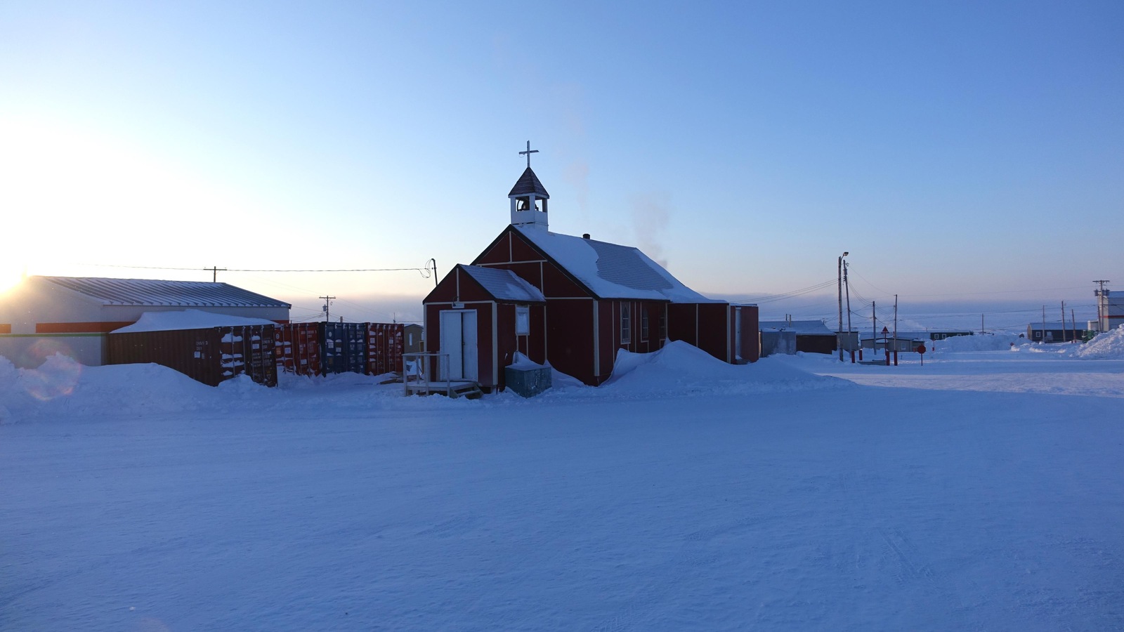 Ce sont des membres laïques de l'Église anglicane St. Barnabus qui s'occupent des services religieux réguliers. Ce sont des membres laïques de l'Église anglicane St. Barnabus qui s'occupent des services religieux réguliers.
