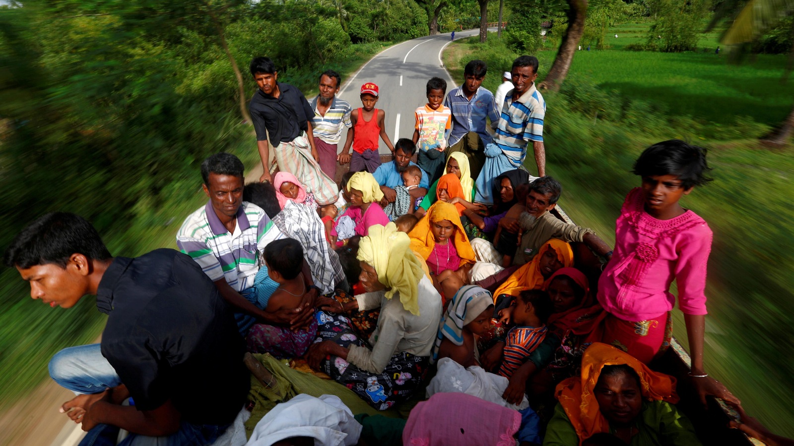 Certains réfugiés Rohingya qui arrivent à la frontière du Bangladesh sont transportés par camion vers le camp temporaire de Kutupalong où, épuisés par plusieurs jours de marche, ils trouvent un abri temporaire. Certains réfugiés Rohingya qui arrivent à la frontière du Bangladesh sont transportés par camion vers le camp temporaire de Kutupalong où, épuisés par plusieurs jours de marche, ils trouvent un abri temporaire.