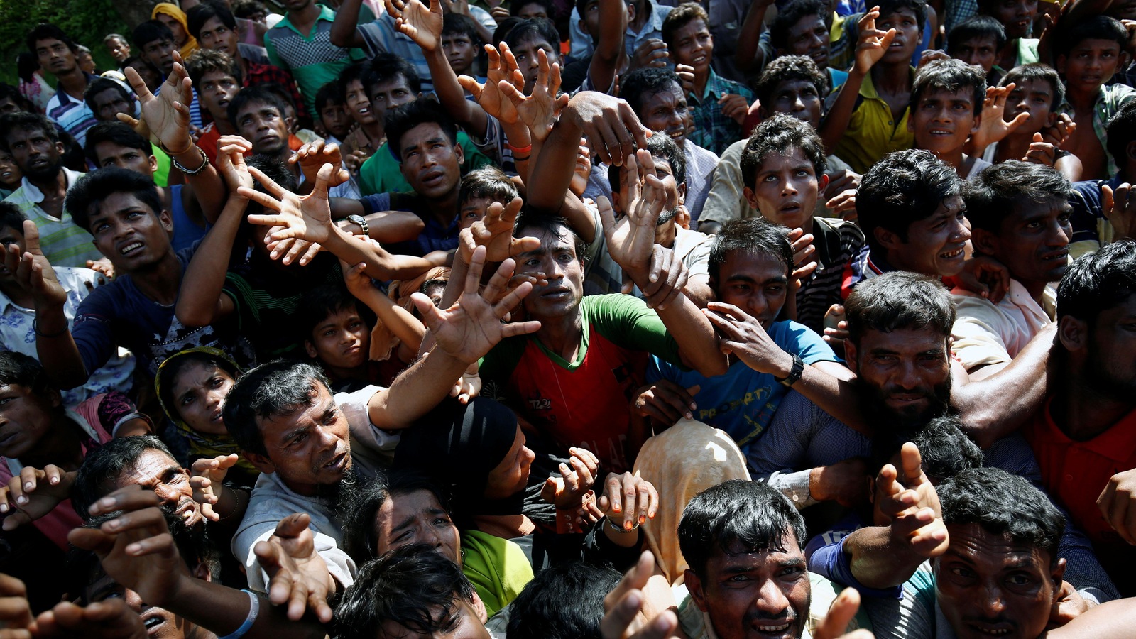 Des rohingyas tendent les mains pour obtenir des denrées dans la ville de Cox Bazar, au Bangladesh. Des rohingyas tendent les mains pour obtenir des denrées dans la ville de Cox Bazar, au Bangladesh.