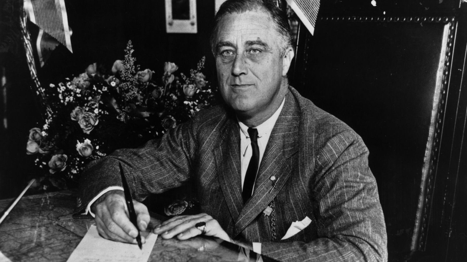 Franklin Delano Roosevelt a signé 3721 décrets pendant sa présidence. Franklin Delano Roosevelt a signé 3721 décrets pendant sa présidence.
