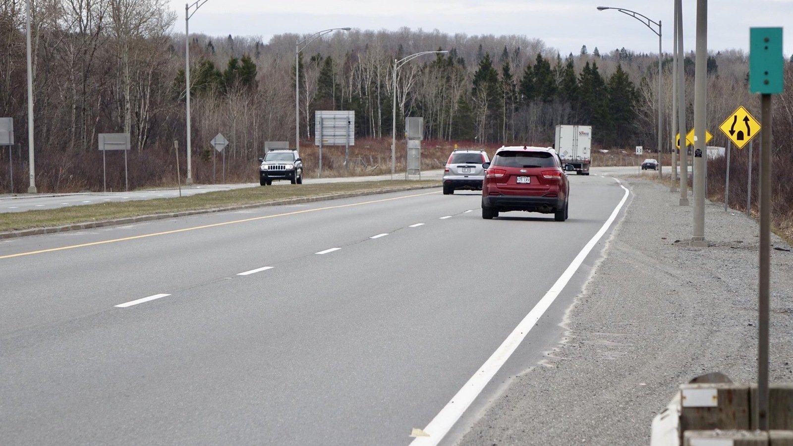 Des automobiles circulent sur une route Des automobiles circulent sur une route