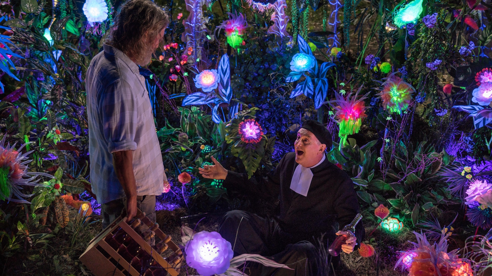 Les deux hommes sont dans un jardin de fleurs illuminées. Les deux hommes sont dans un jardin de fleurs illuminées.