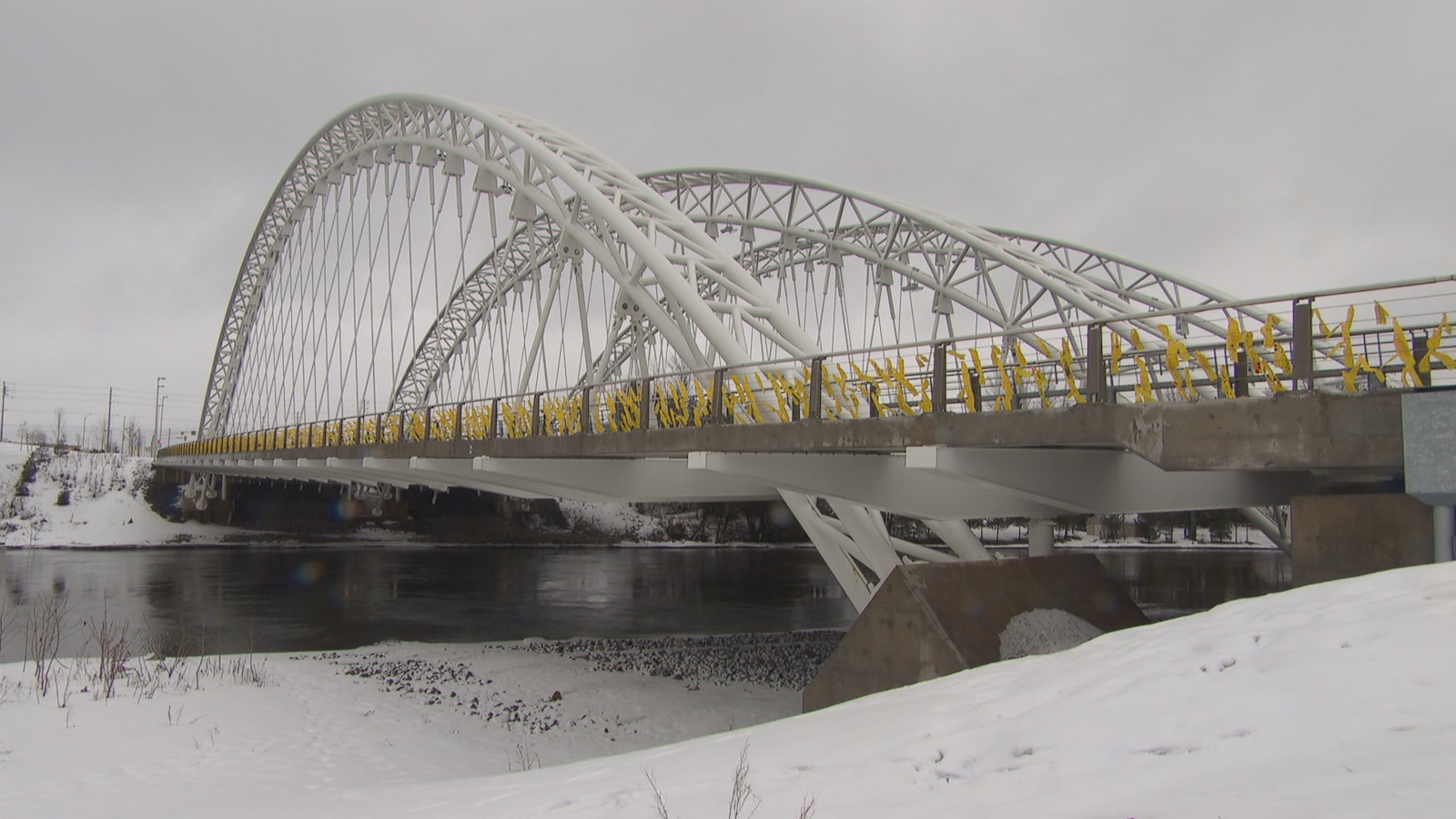 Des rubans jaunes attachés au pont commémoratif de Vimy à Ottawa pour rendre hommage aux soldats morts au combat. Des rubans jaunes attachés au pont commémoratif de Vimy à Ottawa pour rendre hommage aux soldats morts au combat.