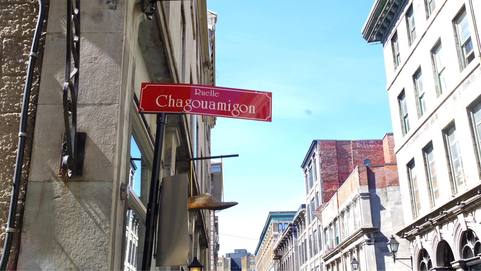 Un insigne rouge bourgogne sur lequel on peut lire le nom « Ruelle Cagouamigon ». Un insigne rouge bourgogne sur lequel on peut lire le nom « Ruelle Cagouamigon ».