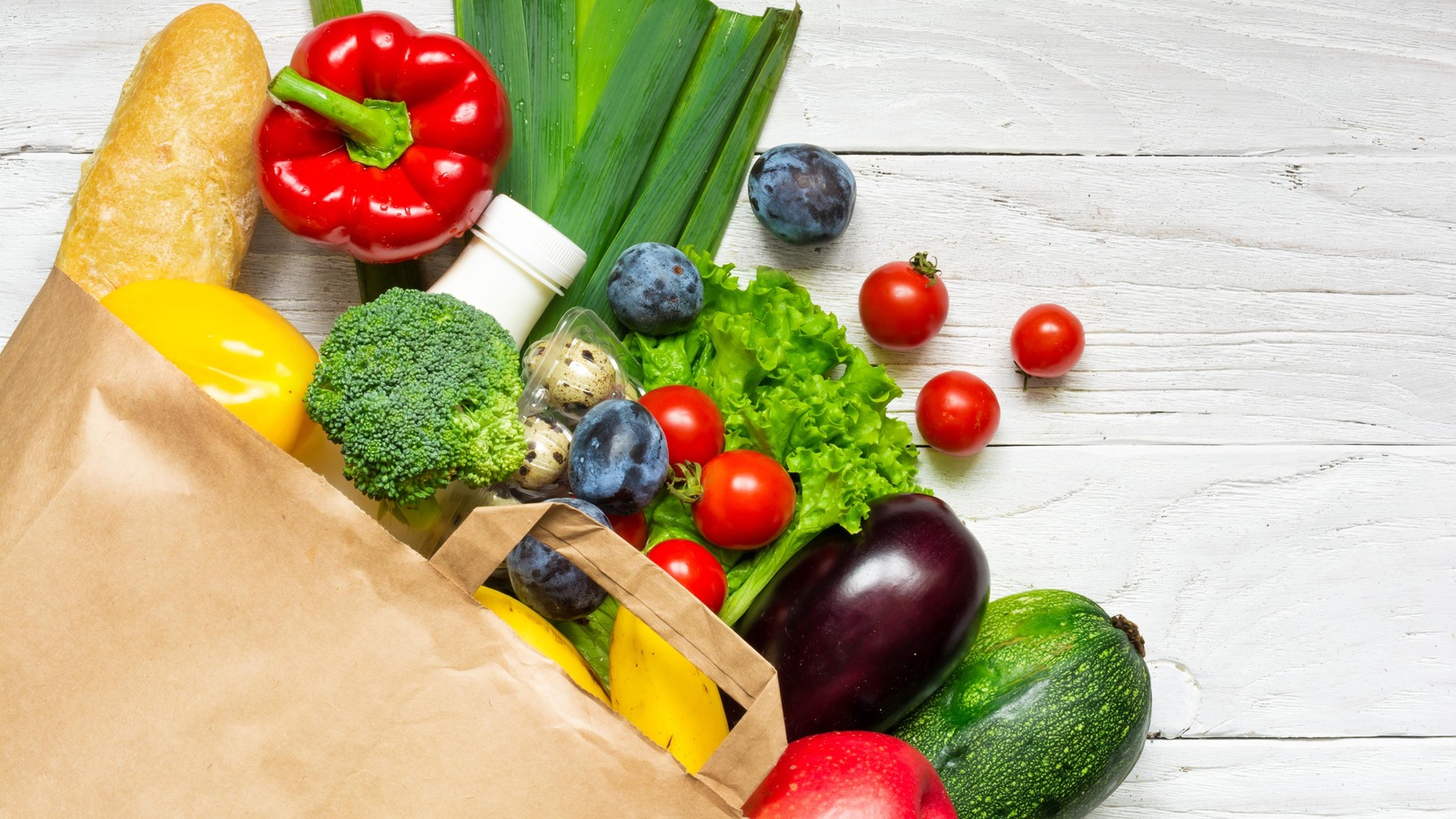 Un sac rempli d'aliments est renversé sur le sol. Un sac rempli d'aliments est renversé sur le sol.