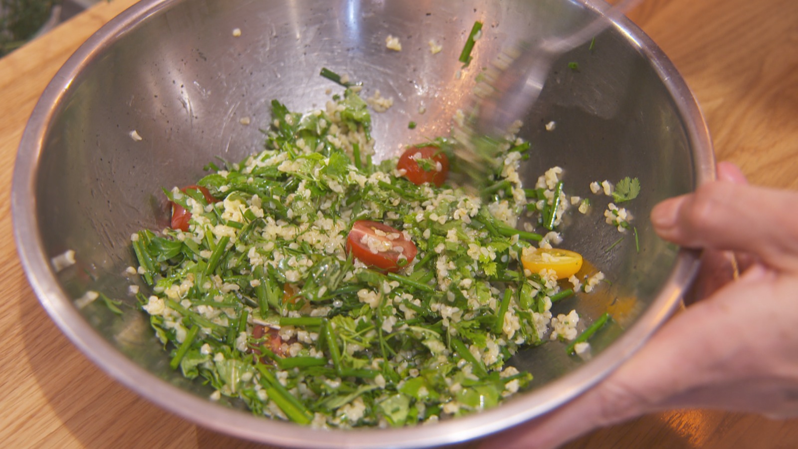 Un bol contenant une salade aux fines herbes Un bol contenant une salade aux fines herbes