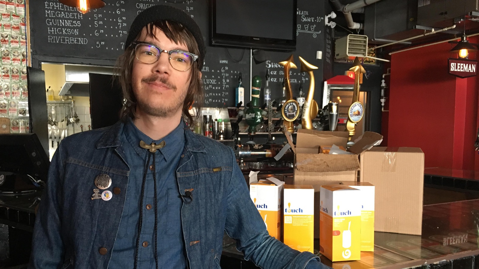 Samuel Gingras devant des boîtes de pailles dans son restaurant. Samuel Gingras devant des boîtes de pailles dans son restaurant.