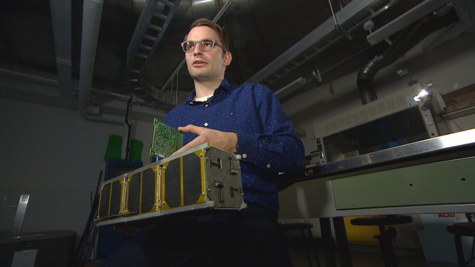 Charles Nokes tient entre ses mains le prototype du satellite Ex-Alta 1. Charles Nokes tient entre ses mains le prototype du satellite Ex-Alta 1.