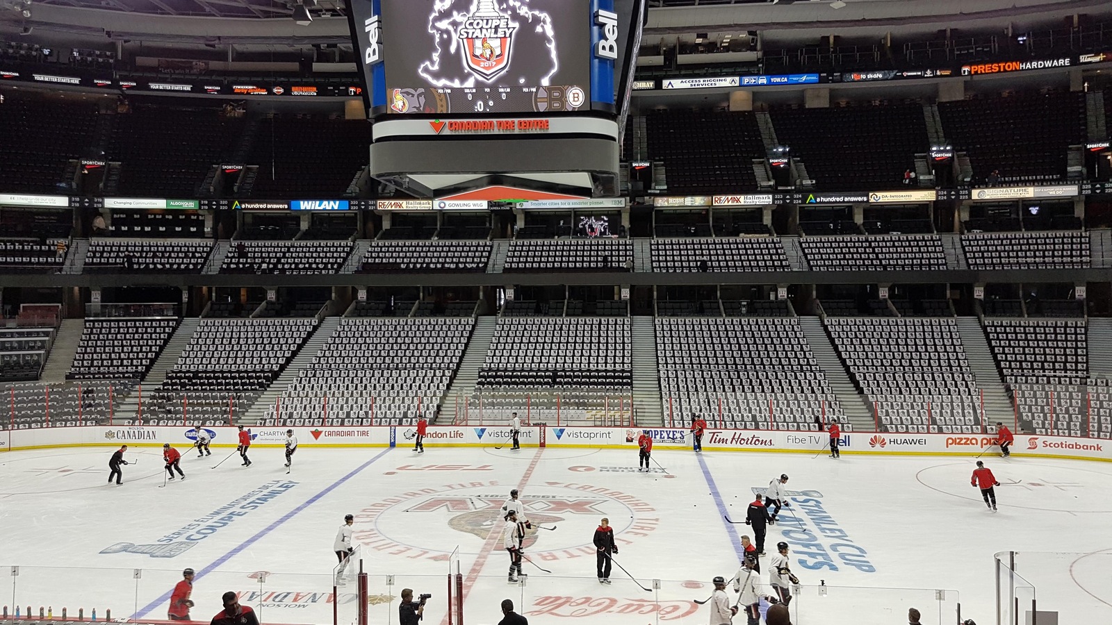 Les Sénateurs d'Ottawa lors de leur entraînement matinal Les Sénateurs d'Ottawa lors de leur entraînement matinal