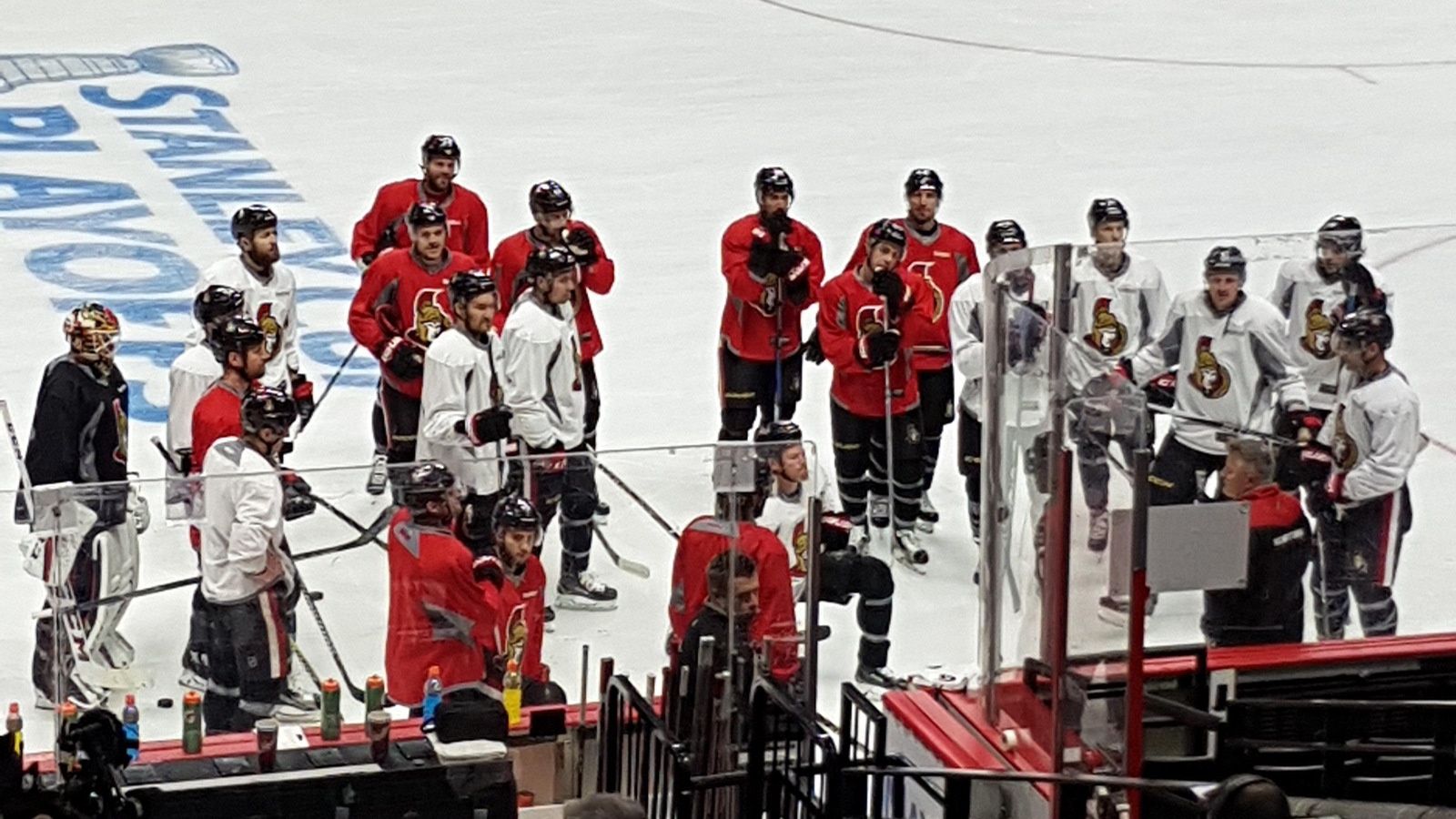 Les Sénateurs d'Ottawa à l'entraînement quelques heures avant leur premier match contre les Bruins de Boston. Les Sénateurs d'Ottawa à l'entraînement quelques heures avant leur premier match contre les Bruins de Boston.
