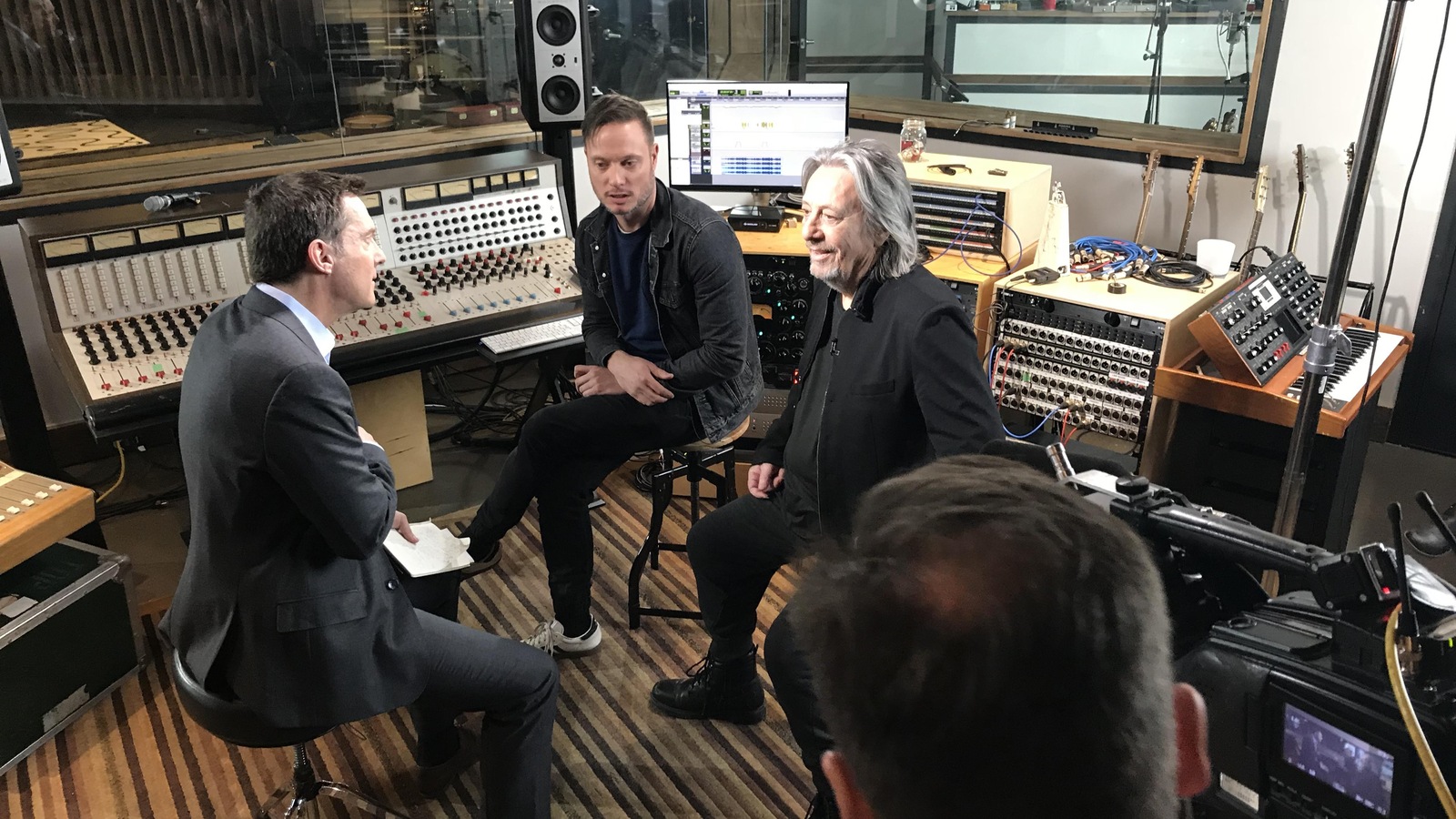 Patrice Roy, Guillaume Chartrain et Serge Fiori en entrevue dans un studio d'enregistrement Patrice Roy, Guillaume Chartrain et Serge Fiori en entrevue dans un studio d'enregistrement