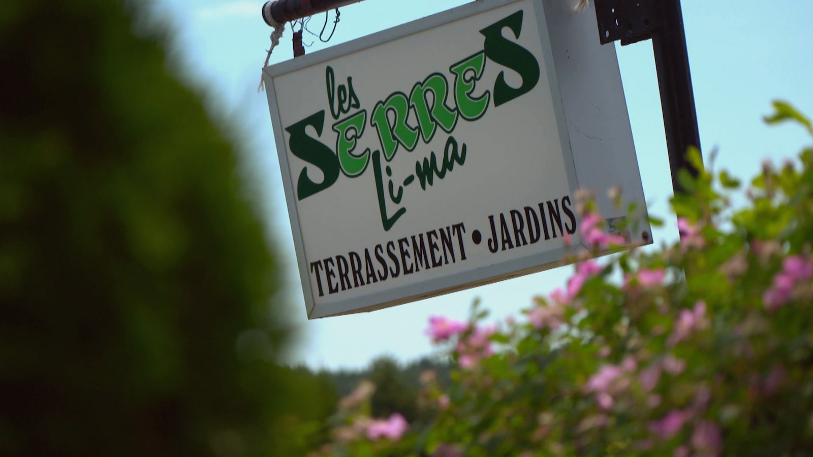 Une affiche sur laquelle il est écrit Les Serres Li-ma Une affiche sur laquelle il est écrit Les Serres Li-ma