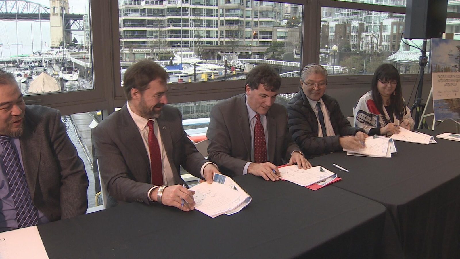 Le ministre Dominic LeBlanc (milieu) signe le protocole d'entente de gouvernance concertée pour protéger la côte nord du Pacifique. Le ministre Dominic LeBlanc (milieu) signe le protocole d'entente de gouvernance concertée pour protéger la côte nord du Pacifique.