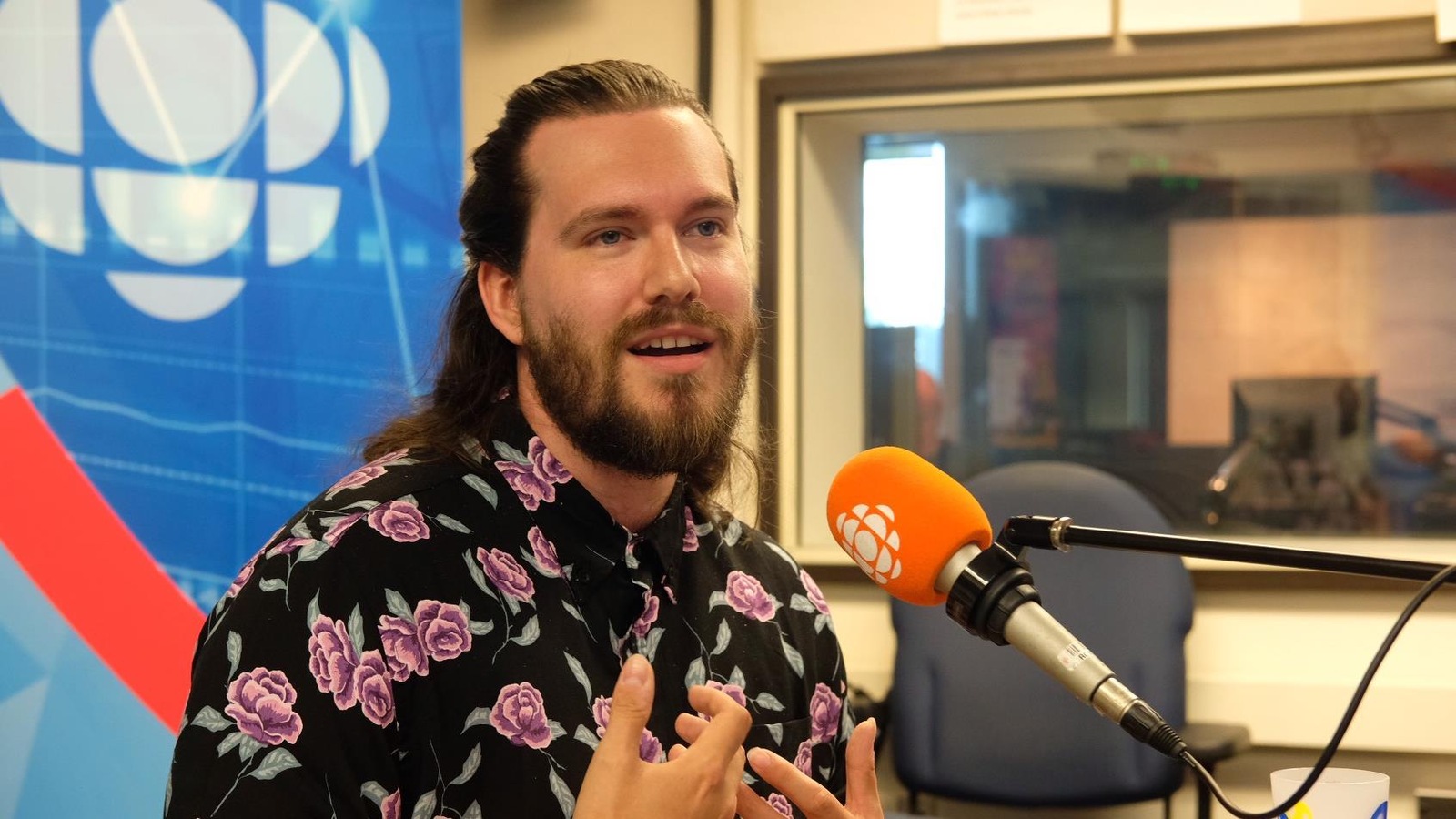 Simon Emond en entrevue. Simon Emond en entrevue.