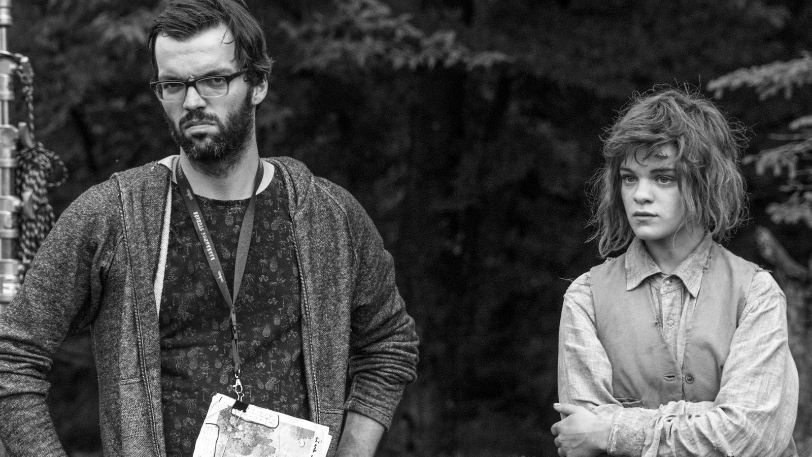 Le réalisateur Simon Lavoie et l'actrice Marine Johnson sur le plateau de tournage du film « La petite fille qui aimait trop les allumettes » Le réalisateur Simon Lavoie et l'actrice Marine Johnson sur le plateau de tournage du film « La petite fille qui aimait trop les allumettes »