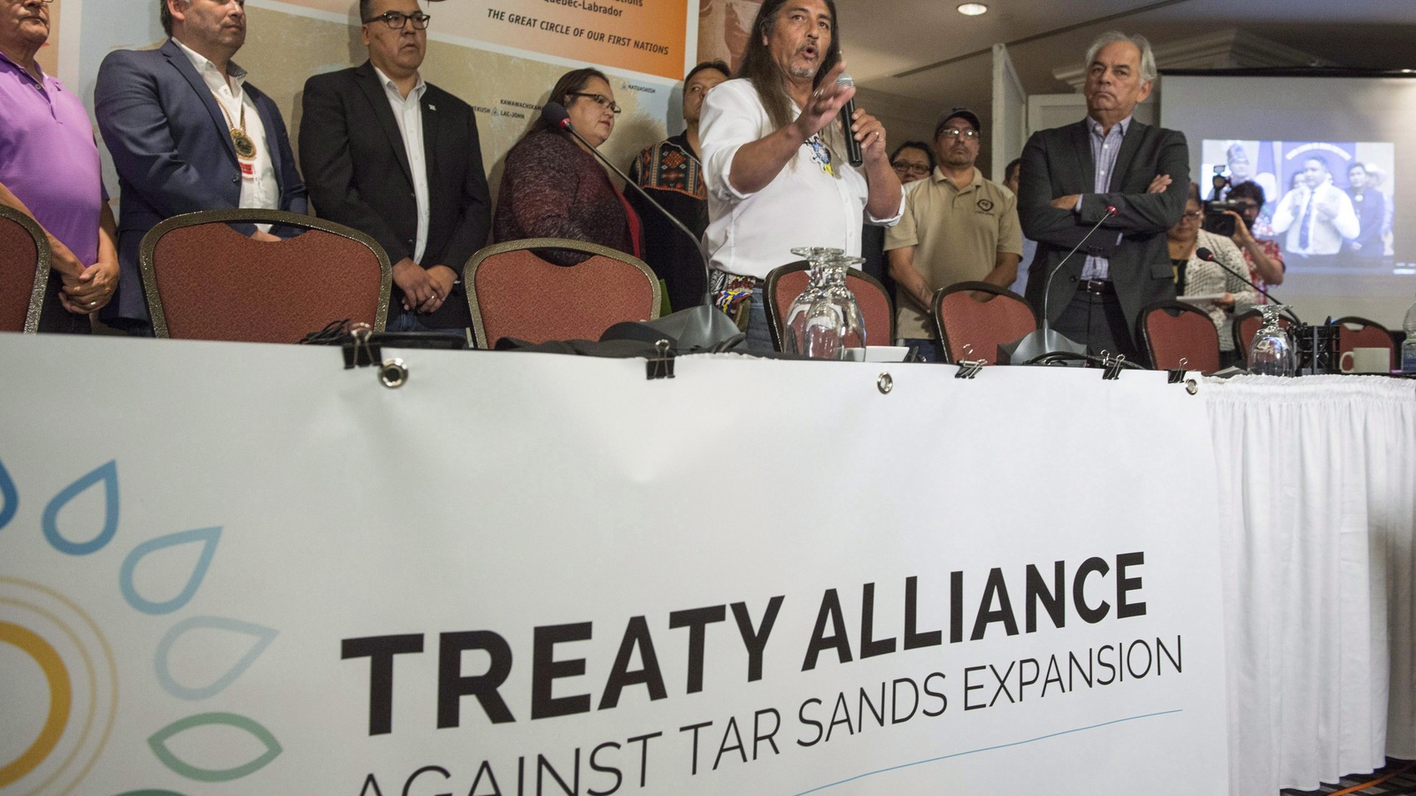 À l'avant-plan, le chef de Kanesatake, Serge Simon, et le chef de l'Assemblée des Premières Nations du Québec et du Labrador (APNQL), Ghislain Picard, lors de la signature du traité d'alliance contre les sables bitumineux, en septembre 2016. À l'avant-plan, le chef de Kanesatake, Serge Simon, et le chef de l'Assemblée des Premières Nations du Québec et du Labrador (APNQL), Ghislain Picard, lors de la signature du traité d'alliance contre les sables bitumineux, en septembre 2016.