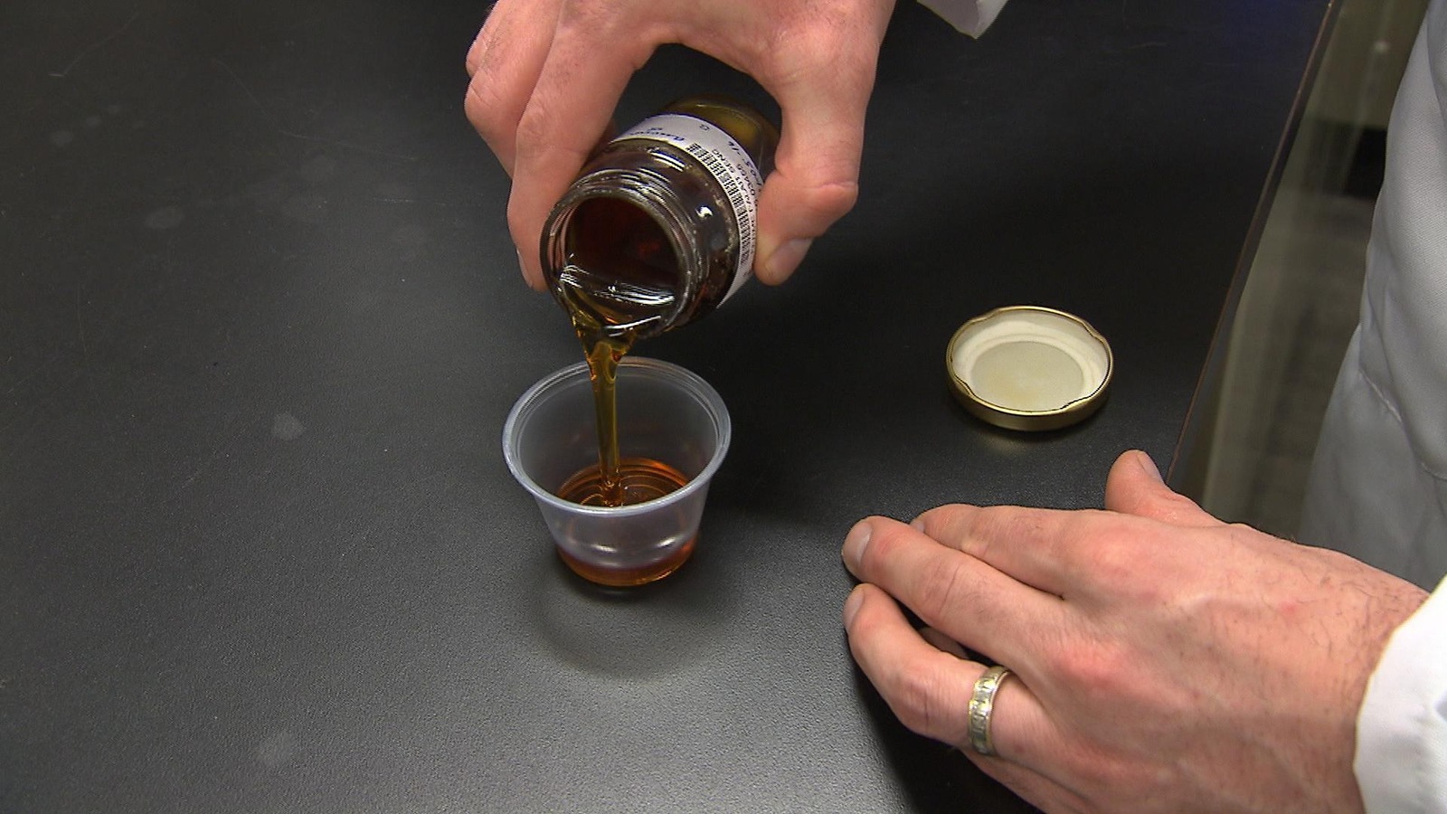 Un chercheur s'apprête à analyser du sirop d'érable. Un chercheur s'apprête à analyser du sirop d'érable.