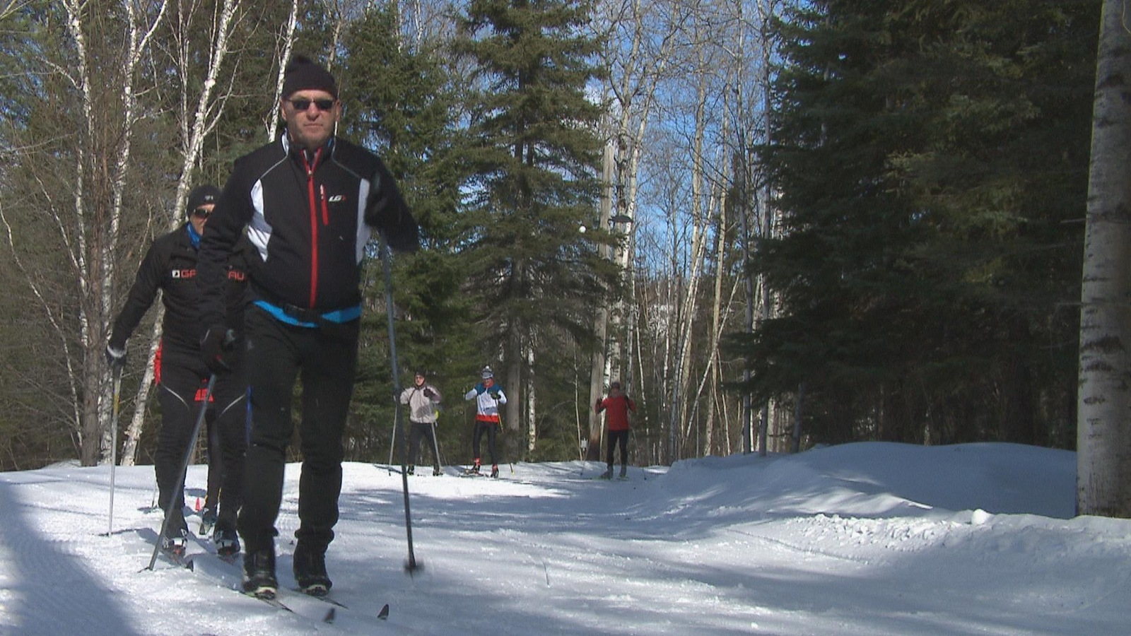 Des hommes en ski de fond dans un sentier Des hommes en ski de fond dans un sentier