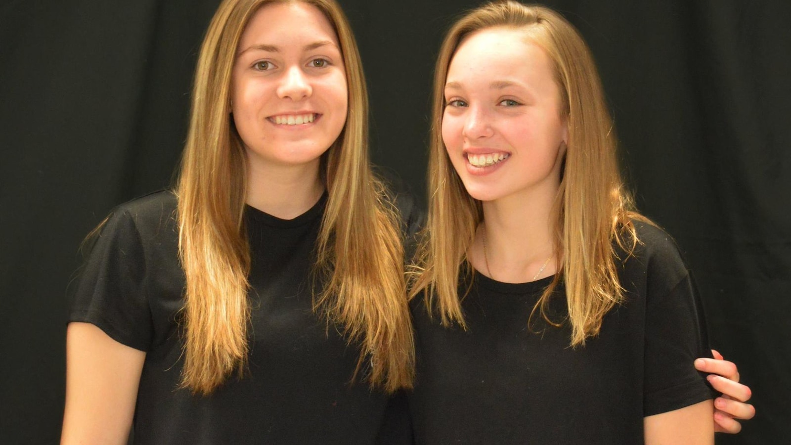 Marilou et Mélodie de Windsor, aussi gagnantes du concours « Accroche-toi au slam » organisé par Persévérance scolaire Estrie. Marilou et Mélodie de Windsor, aussi gagnantes du concours « Accroche-toi au slam » organisé par Persévérance scolaire Estrie.