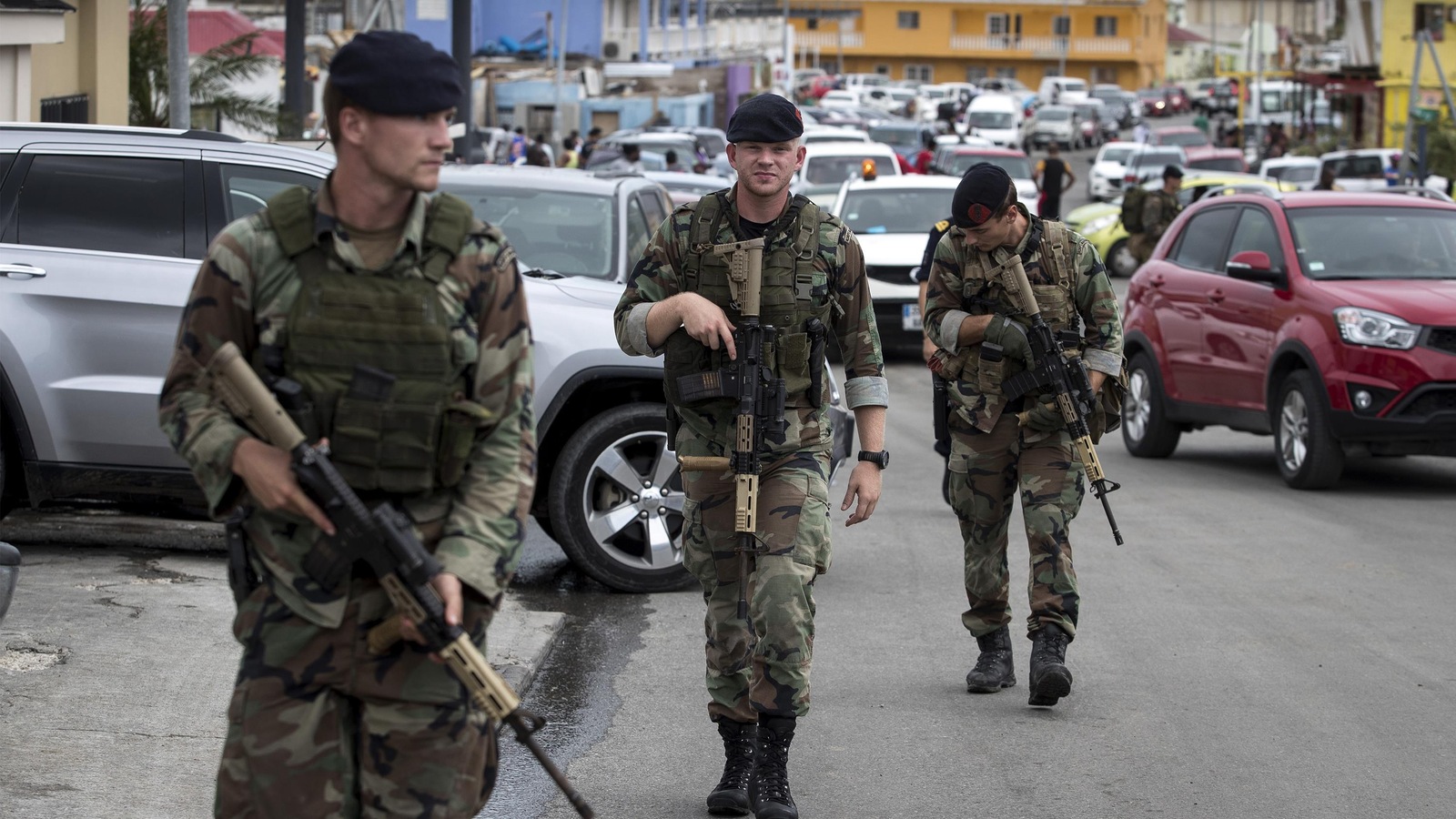 Des soldats patrouillent les rues de la partie néerlandaise de l'île de Saint-Martin. Des soldats patrouillent les rues de la partie néerlandaise de l'île de Saint-Martin.