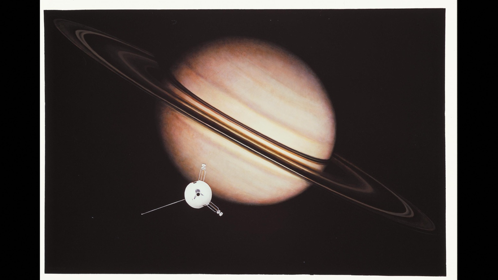 La sonde américaine Pioneer 11 devant Saturne La sonde américaine Pioneer 11 devant Saturne