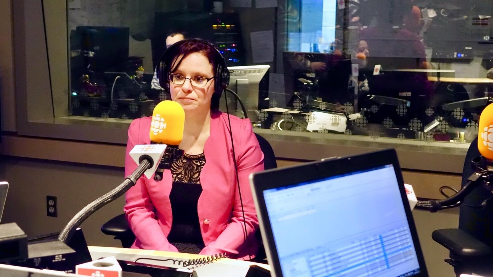 Sonia Caron dans le studio radio de Radio-Canada à Trois-Rivières Sonia Caron dans le studio radio de Radio-Canada à Trois-Rivières