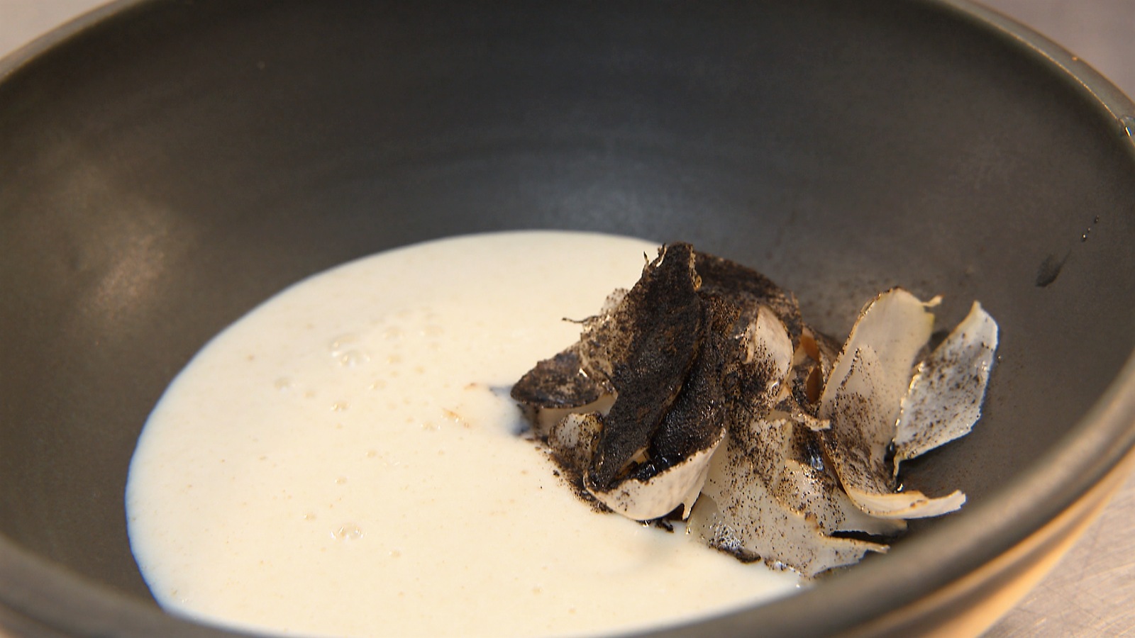 Un bol rempli de soupe de topinambour Un bol rempli de soupe de topinambour