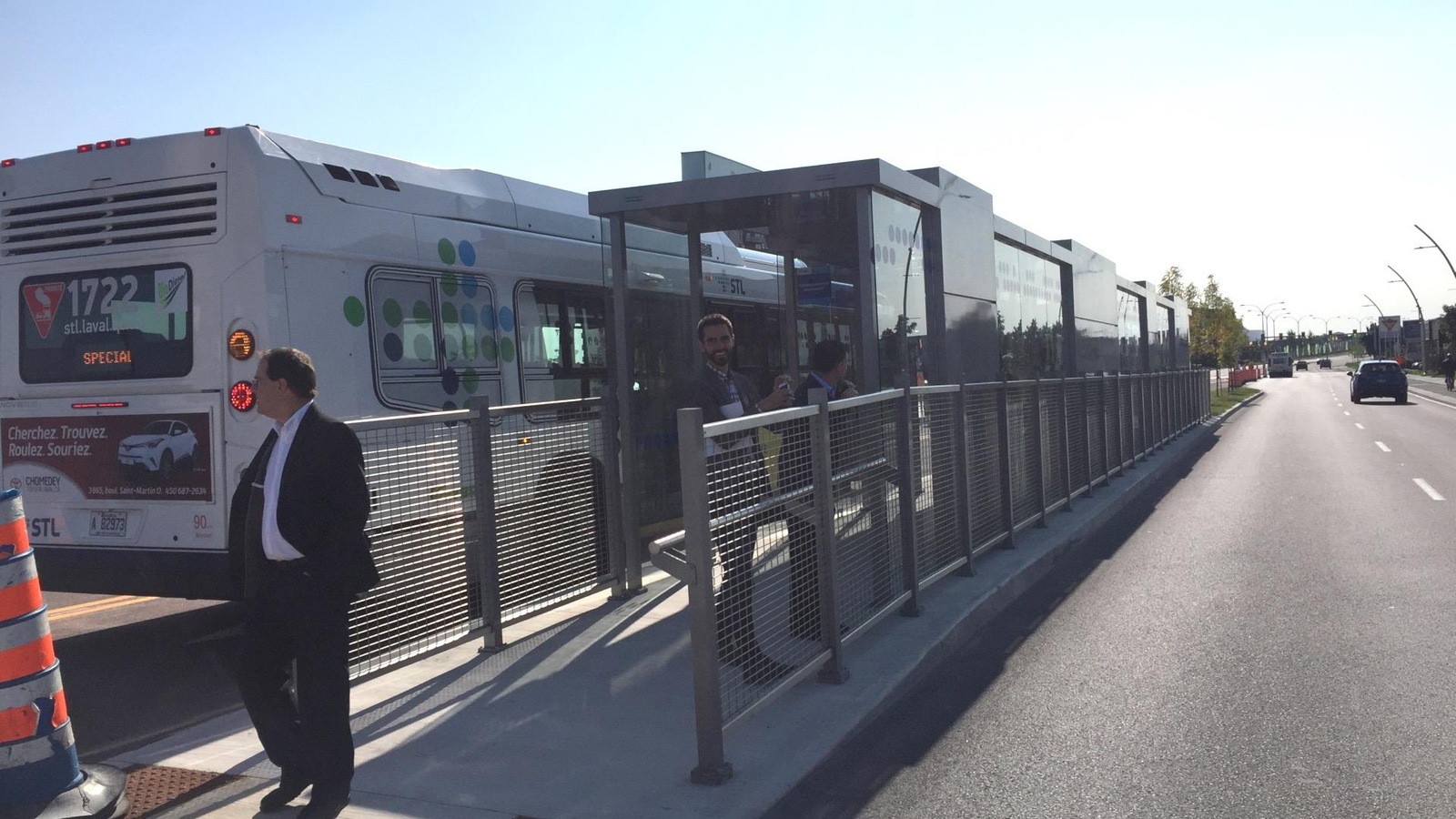 L'une des nouvelles stations d'autobus, aménagées en plein centre du Boulevard Le Corbusier, à Laval. Des voies réservées ont été aménagées le long de plusieurs artères. L'une des nouvelles stations d'autobus, aménagées en plein centre du Boulevard Le Corbusier, à Laval. Des voies réservées ont été aménagées le long de plusieurs artères.