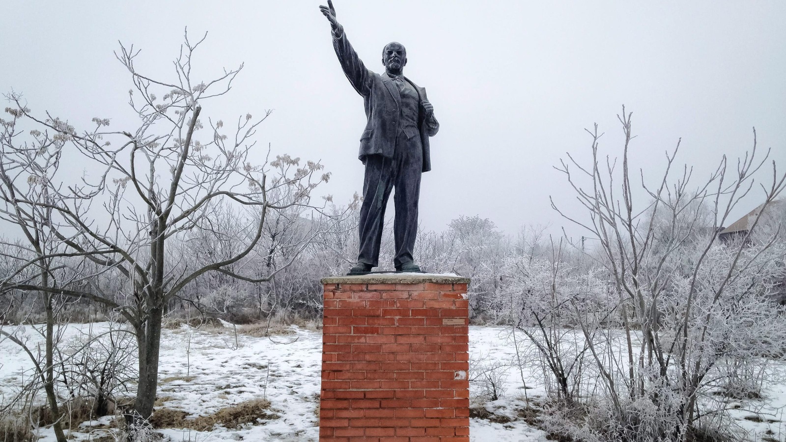 Une statue de Lénine dans un champ enneigé. Une statue de Lénine dans un champ enneigé.