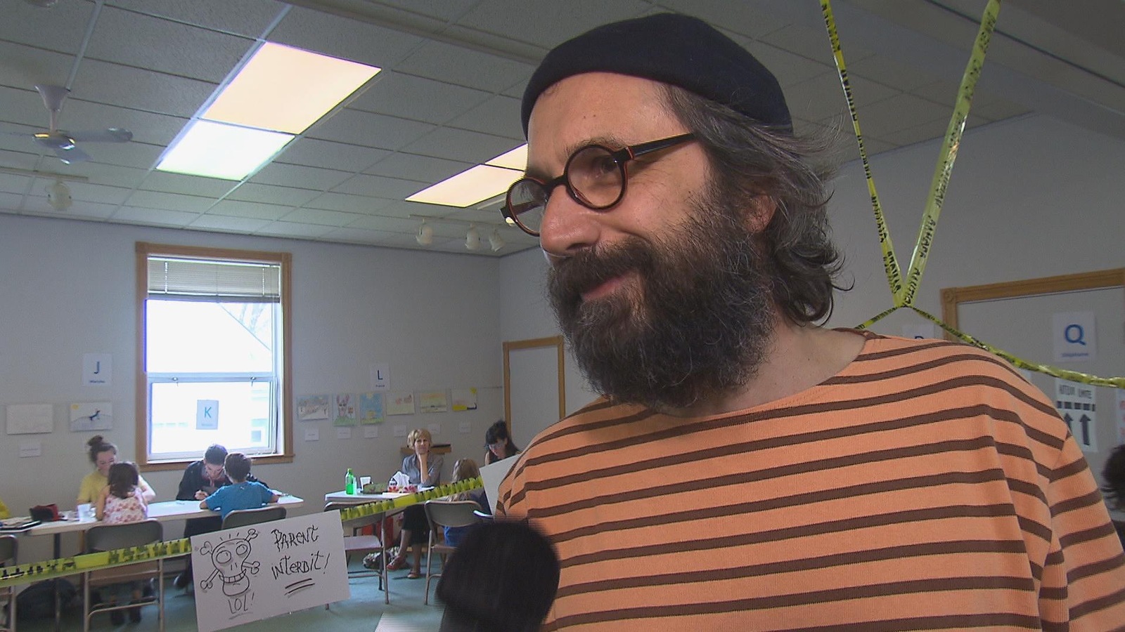 Il porte une barbe et un chapeau. Il porte une barbe et un chapeau.