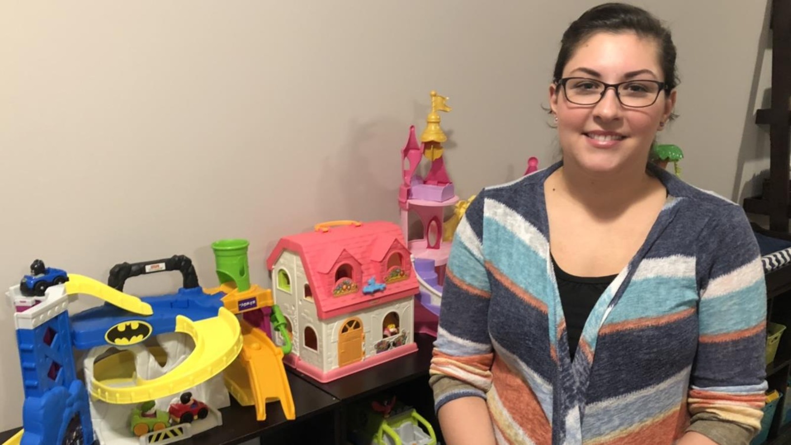 Stéphanie Bossé près d'une étagère bondée de jouets. Stéphanie Bossé près d'une étagère bondée de jouets.
