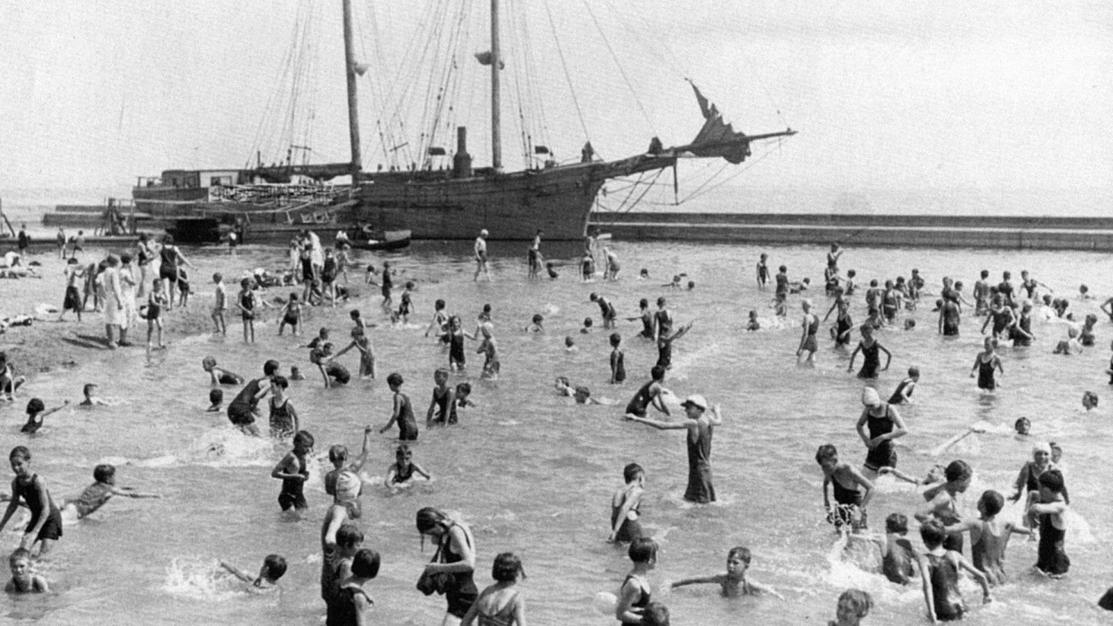 Les baigneurs dans l'eau Les baigneurs dans l'eau