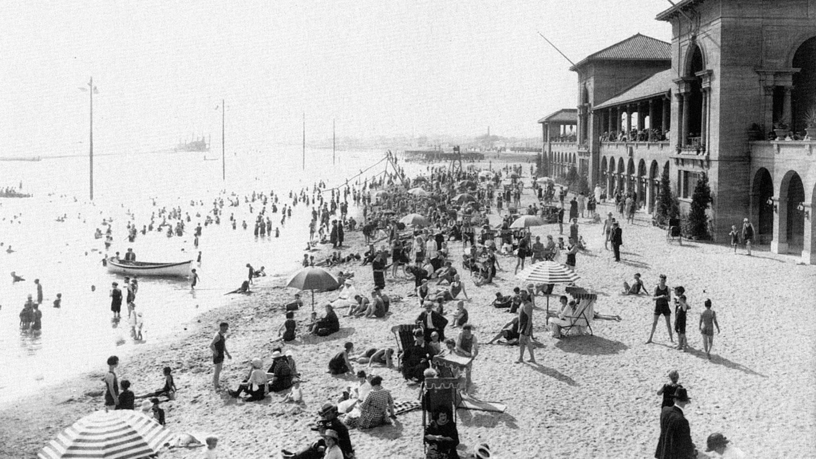 Les baigneurs dans l'eau et sur la plage Les baigneurs dans l'eau et sur la plage