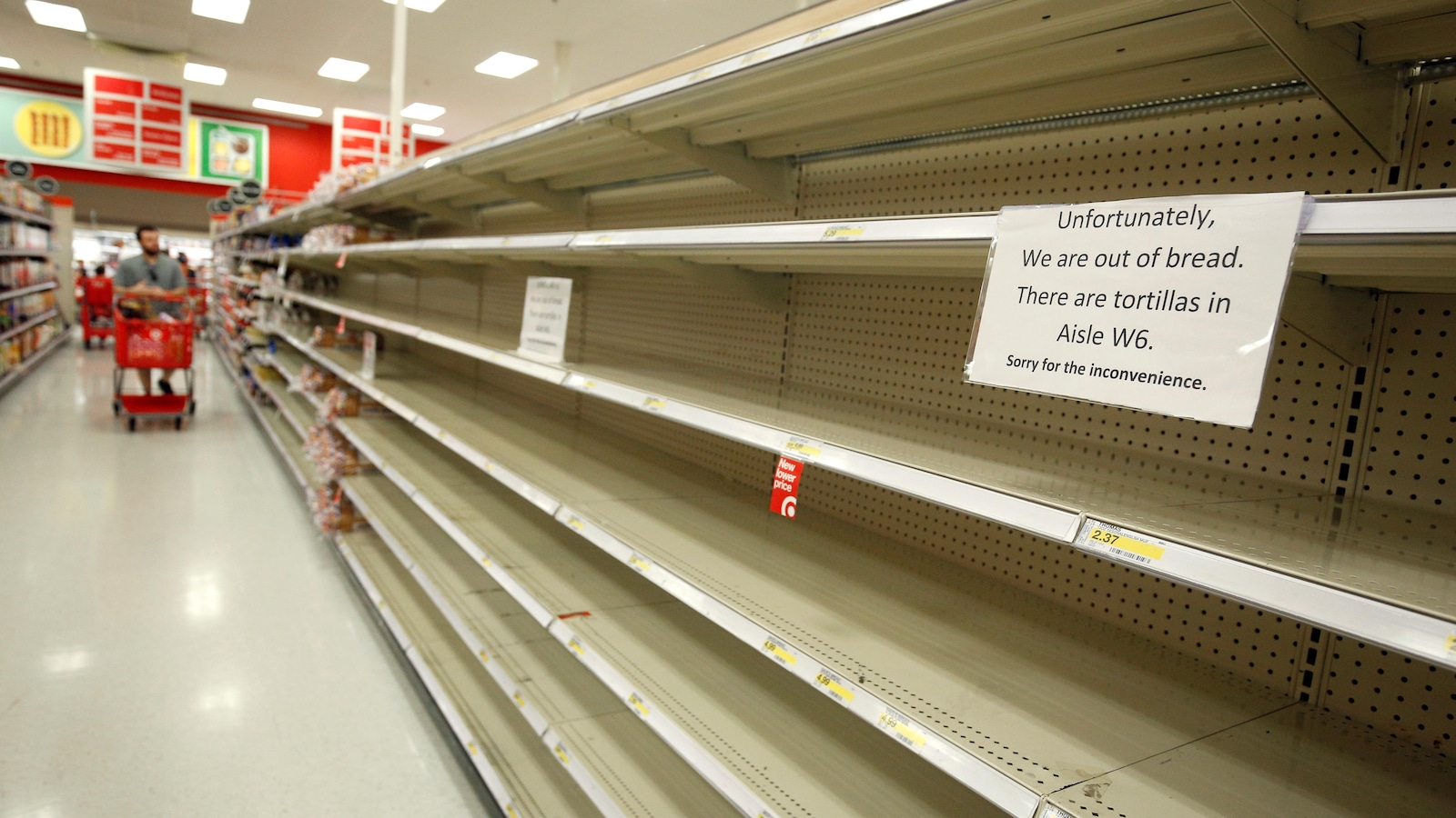 Dans ce supermarché de Kissimmee, en Floride, les clients se heurtent à des étagères vides en raison des provisions que se sont faites de nombreux résidents. Des scènes similaires se déroulent à de très nombreux endroits. Dans ce supermarché de Kissimmee, en Floride, les clients se heurtent à des étagères vides en raison des provisions que se sont faites de nombreux résidents. Des scènes similaires se déroulent à de très nombreux endroits.