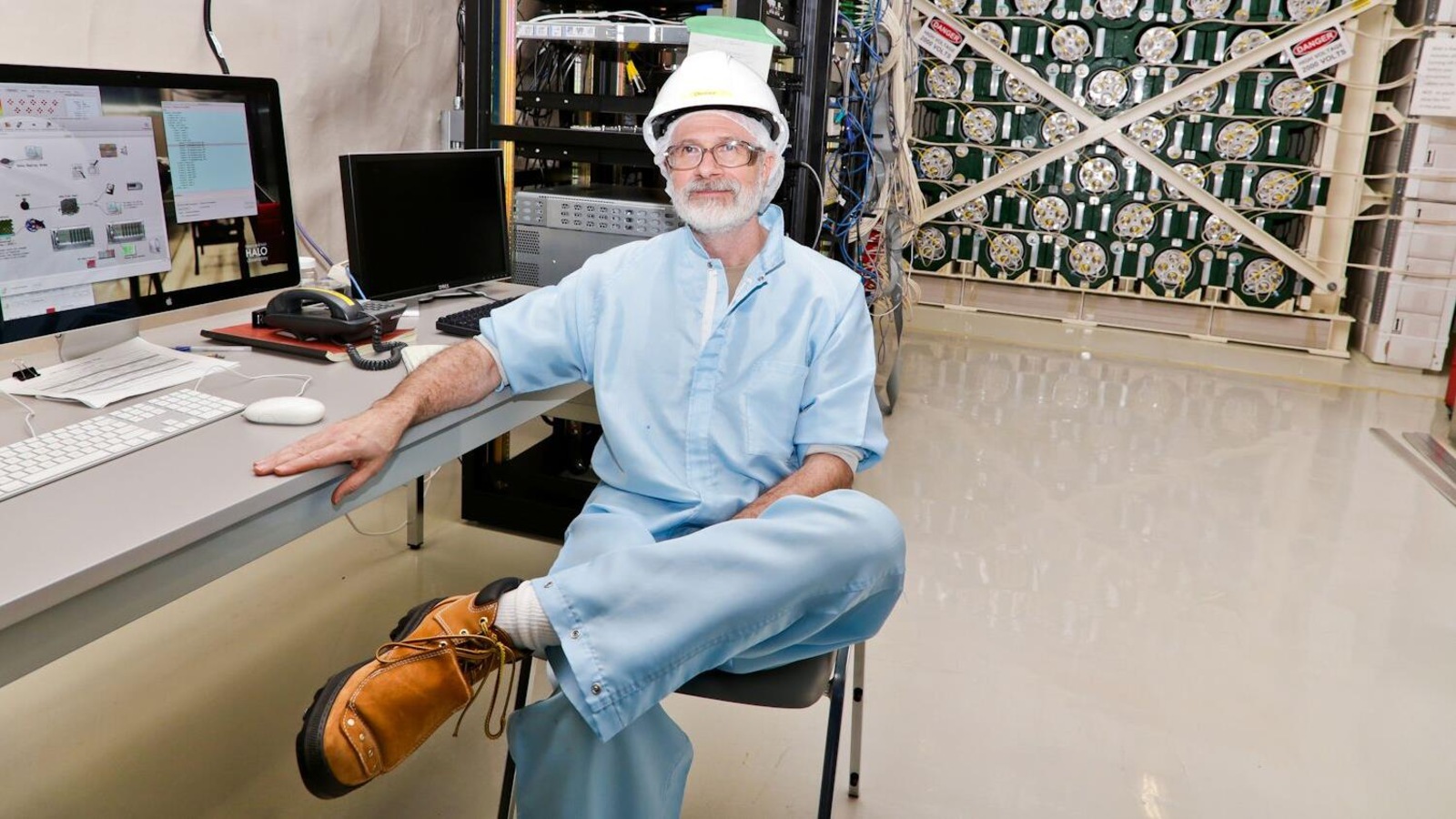 Le physicien Clarence Virtue dans le laboratoire souterrain du SNOLAB, devant le détecteur de neutrinos HALO Le physicien Clarence Virtue dans le laboratoire souterrain du SNOLAB, devant le détecteur de neutrinos HALO