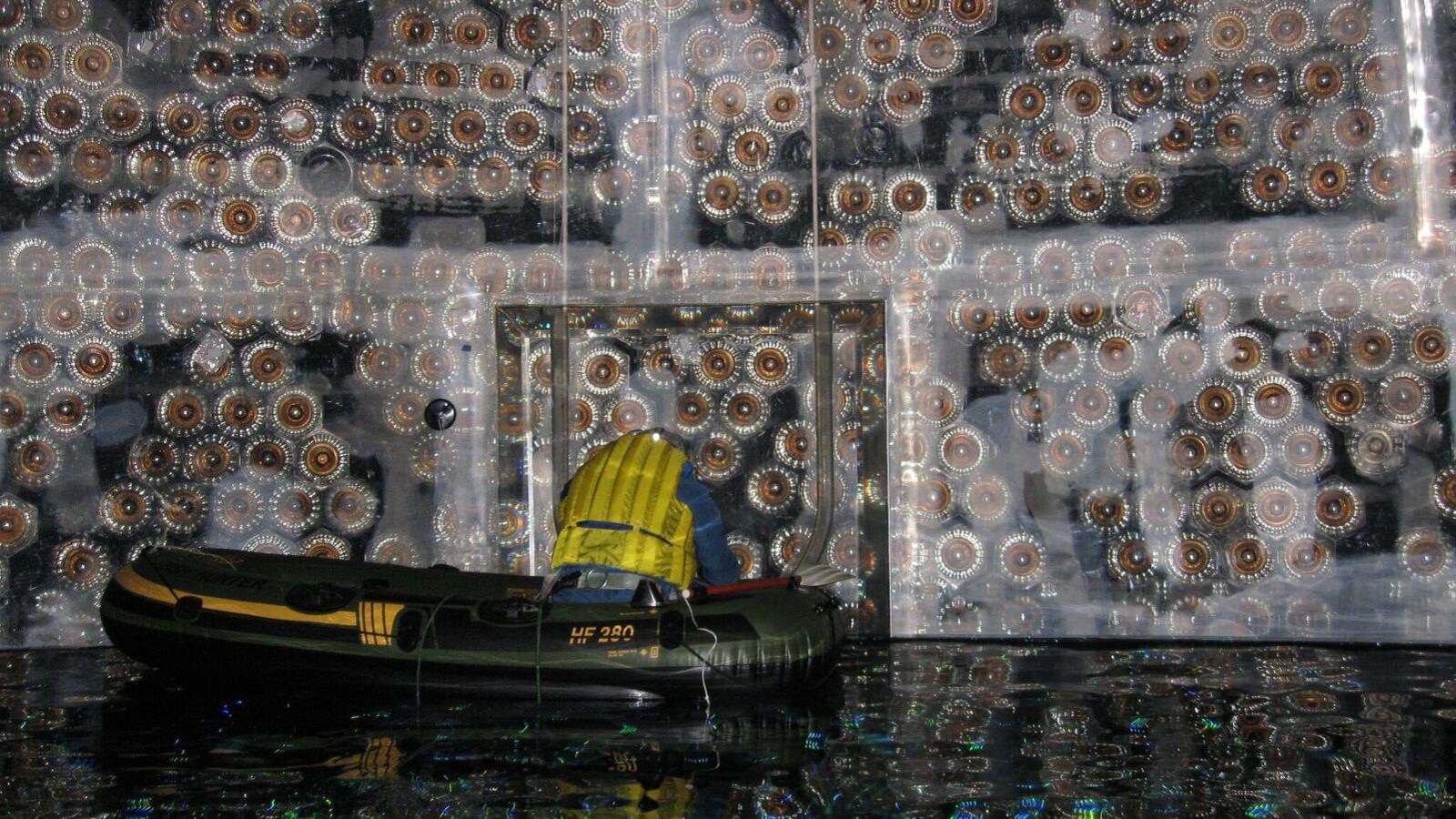 Un scientifique travaille à l'intérieur du détecteur de neutrinos SNO+, dans le Grand Sudbury. Un scientifique travaille à l'intérieur du détecteur de neutrinos SNO+, dans le Grand Sudbury.